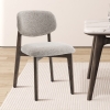 Chaise en tissu beige et ch&ecirc;ne massif fonc&eacute;