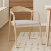 Chaise en tissu beige pi&egrave;tement en bois clair
