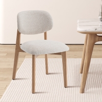Chaise en tissu beige et ch&ecirc;ne massif