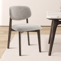 Chaise en tissu beige et ch&ecirc;ne massif fonc&eacute;
