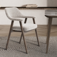 Chaise en tissu beige pieds ch&ecirc;ne massif fonc&eacute;