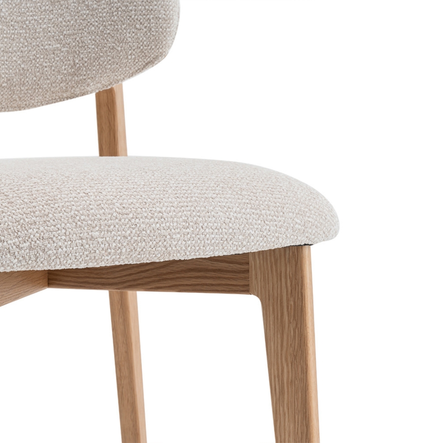 Chaise en tissu beige pieds couleur bois clair