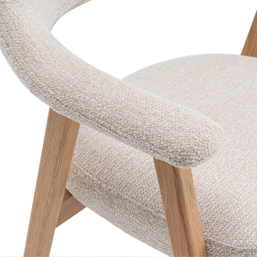 Chaise de repas en tissu beige pieds couleur bois clair